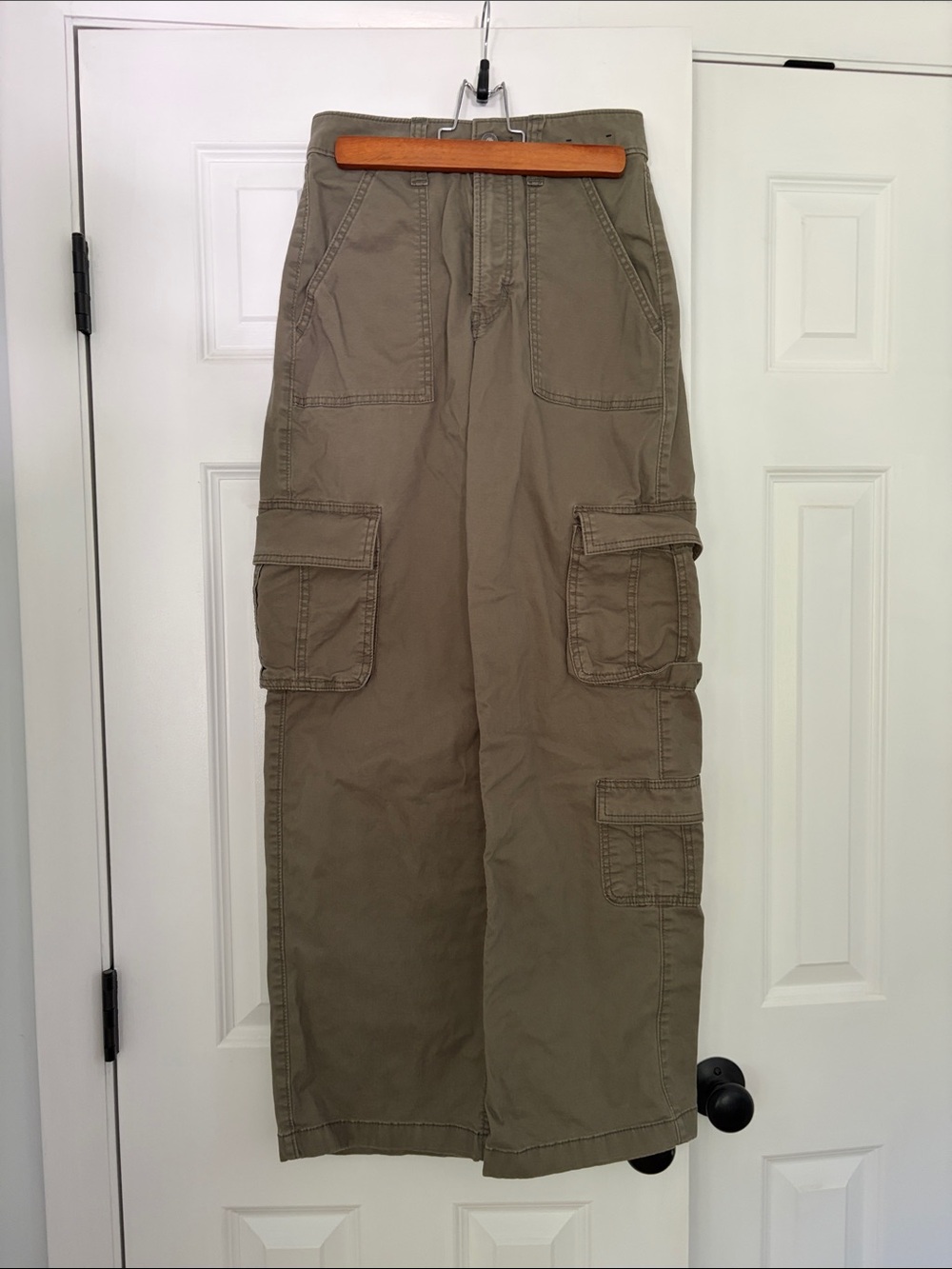 Hollister Wide-Leg Cargo Pants in Olive Green